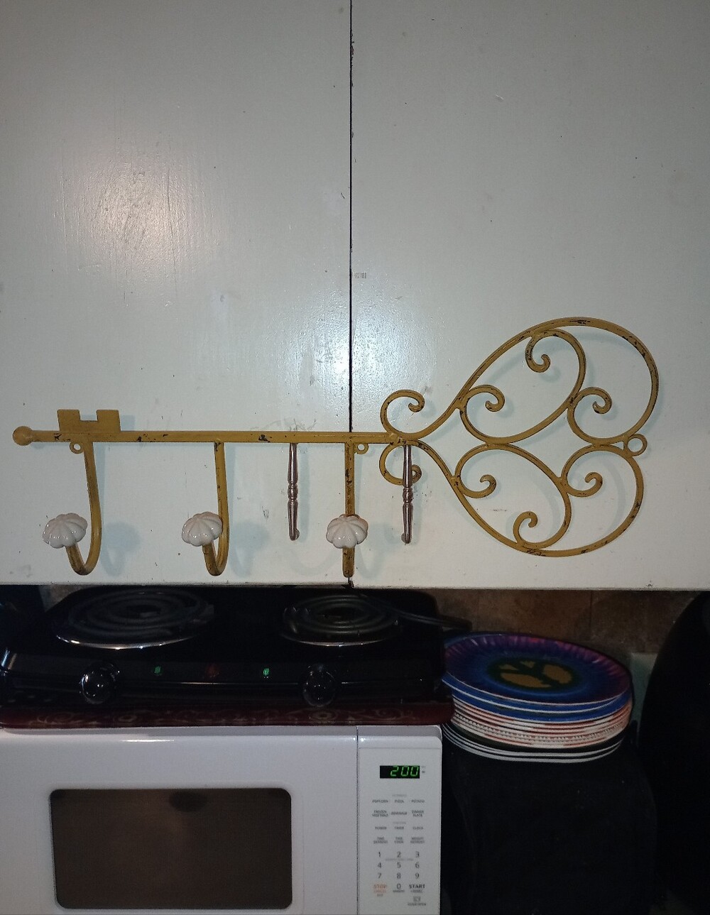 Metal Heart Shaped Key Wall Rack With Ceramic Knobs - Picture 1 of 3